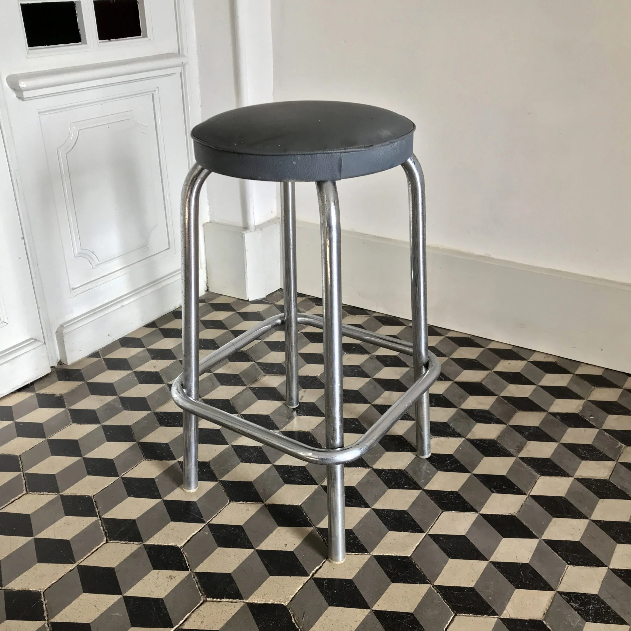 Tabouret industriel métal et skaï – Image 9