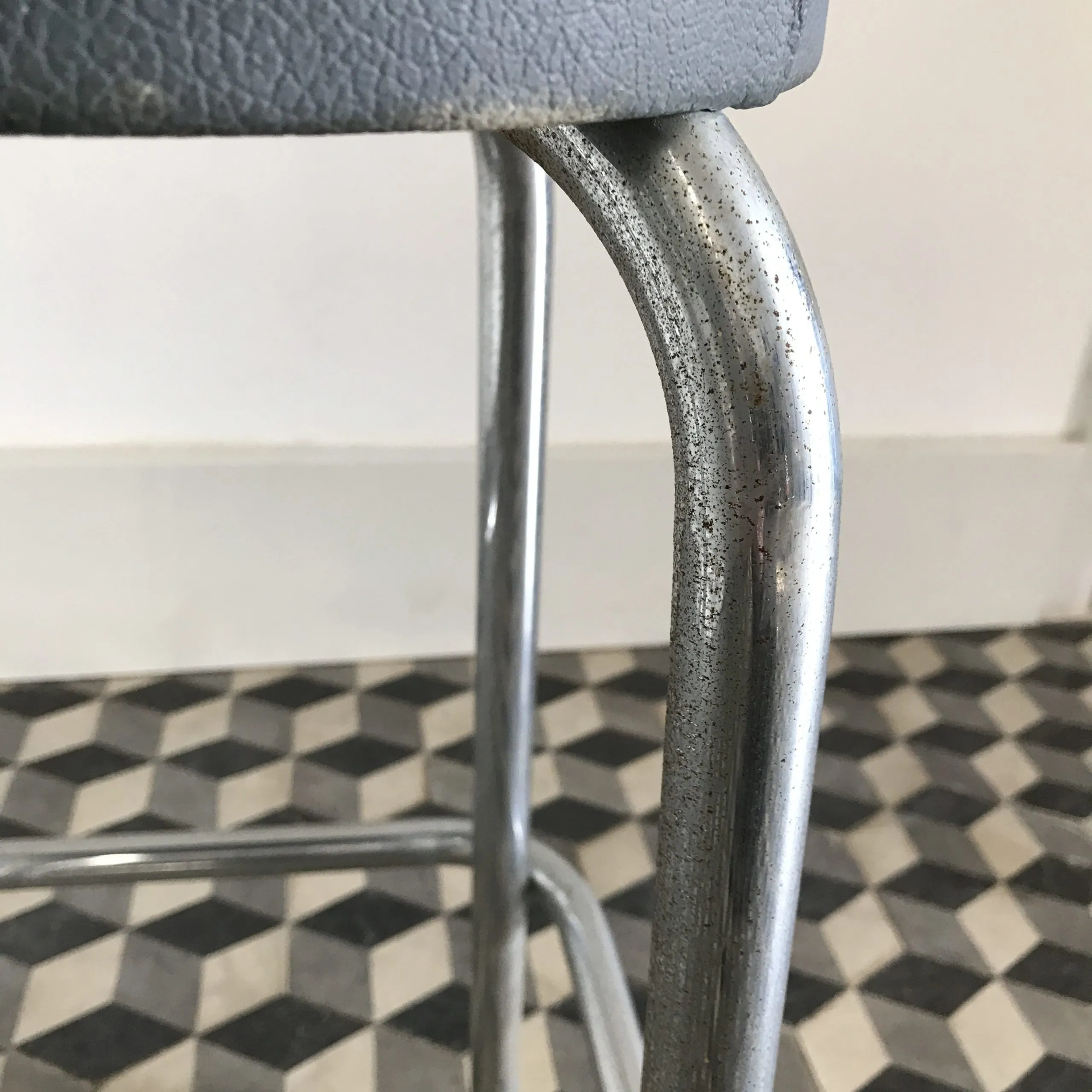 Tabouret industriel métal et skaï – Image 7