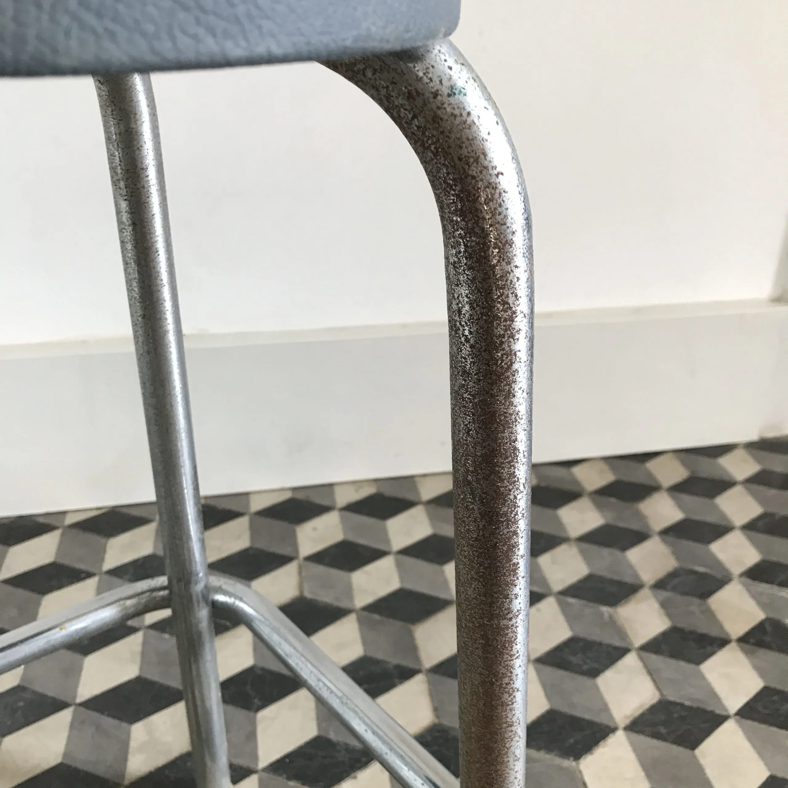 Tabouret industriel métal et skaï – Image 4