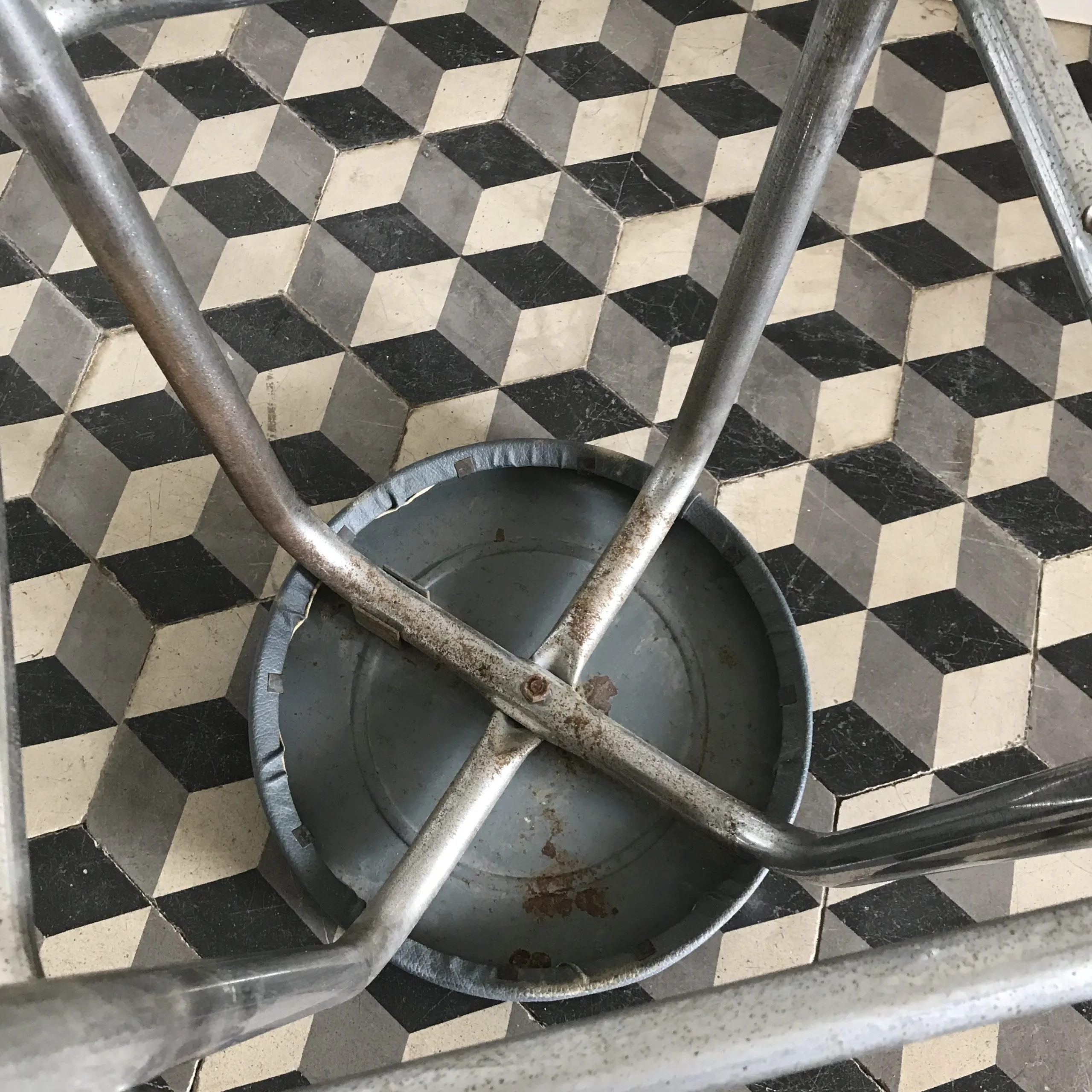 Tabouret industriel métal et skaï – Image 8